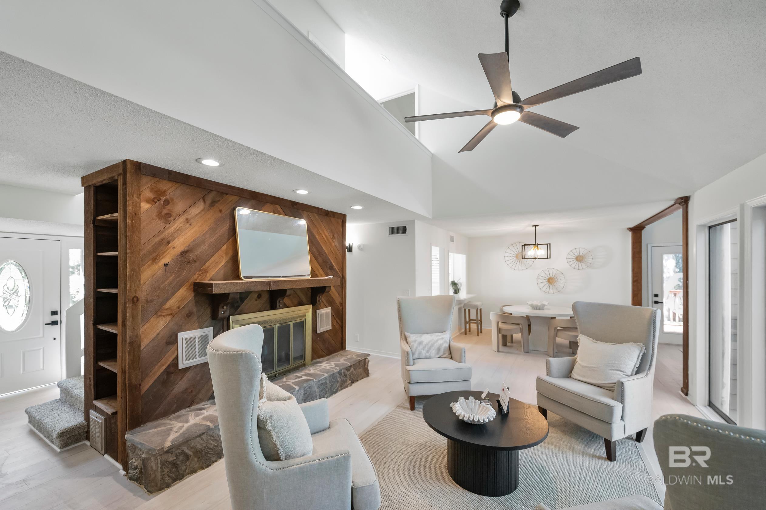 Image 4: Living Room