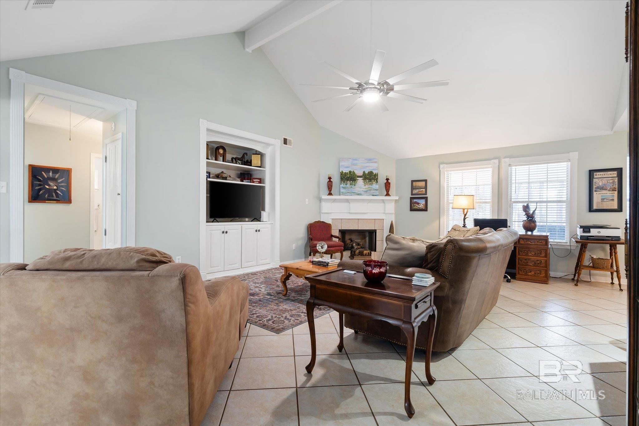 Image 4: Living Room