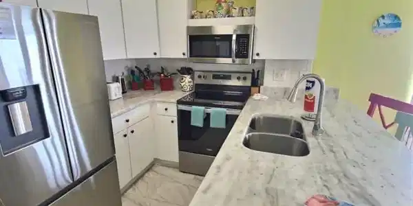 Image 4: Kitchen Area