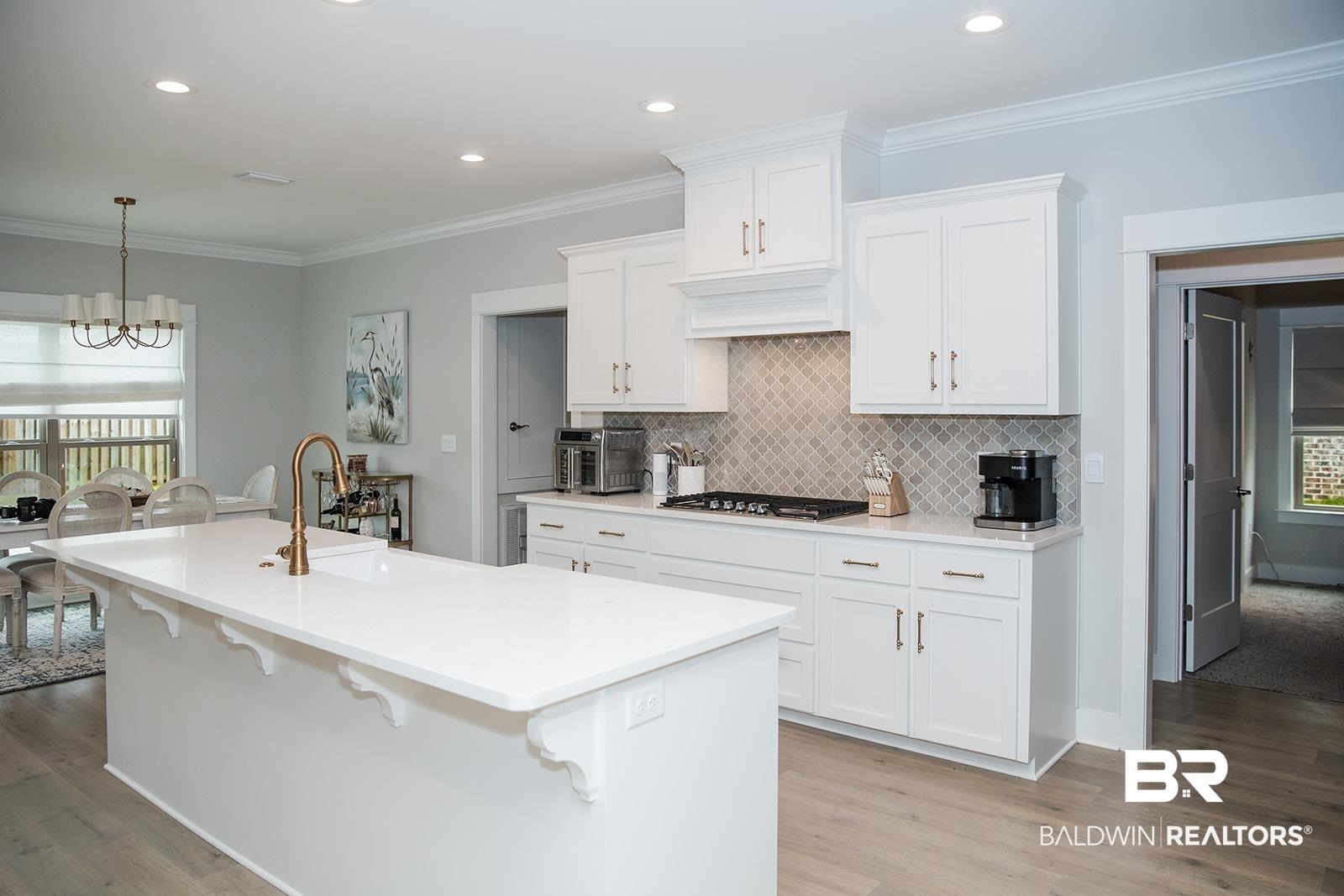 Image 4: Kitchen with Large Quartz Island