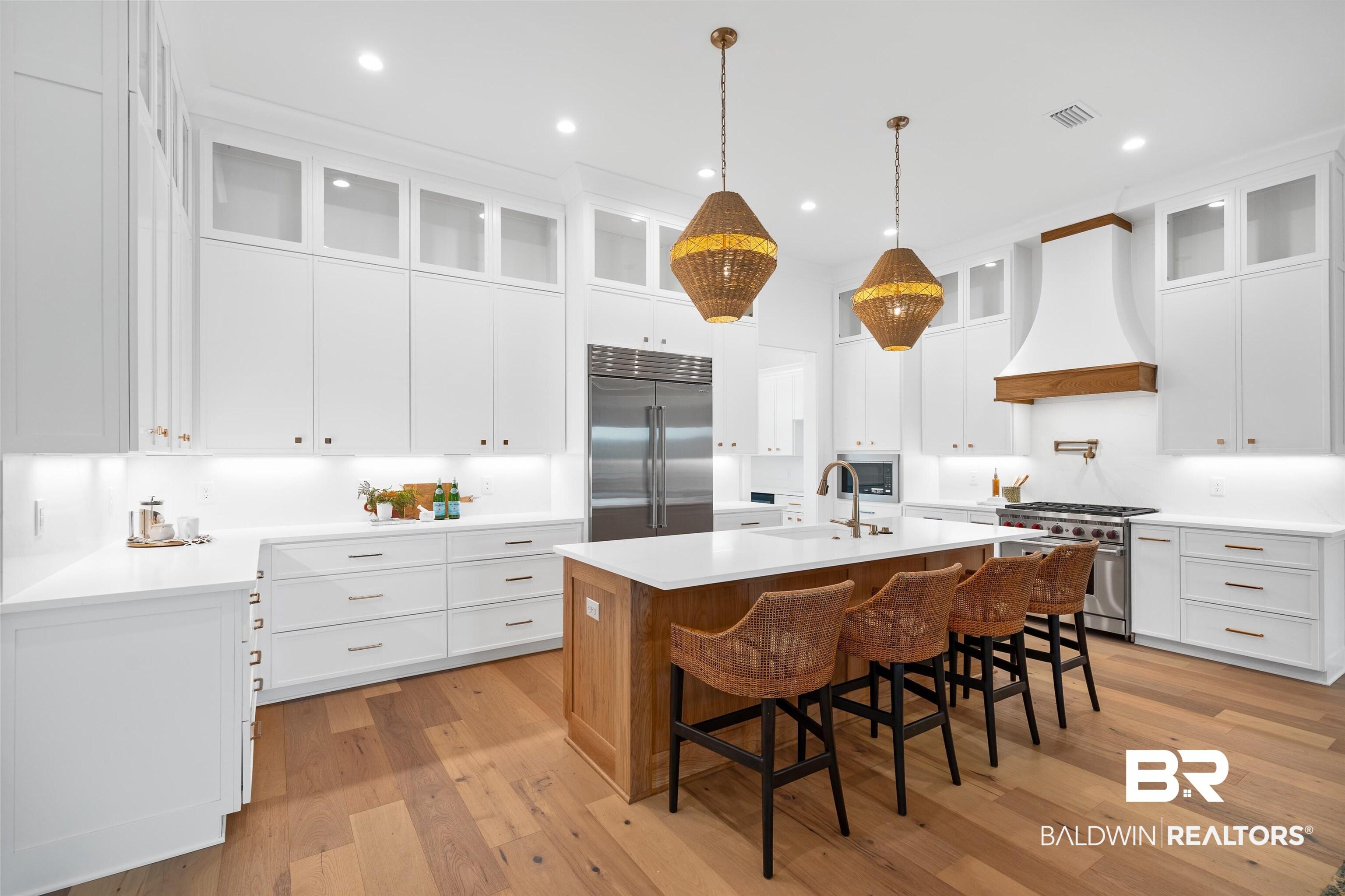 Image 4: Quartz Countertops and Backsplash