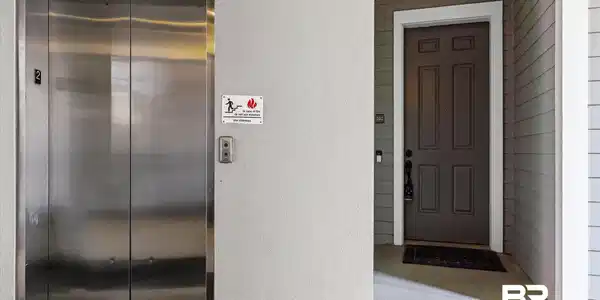Image 3: Property entrance with elevator