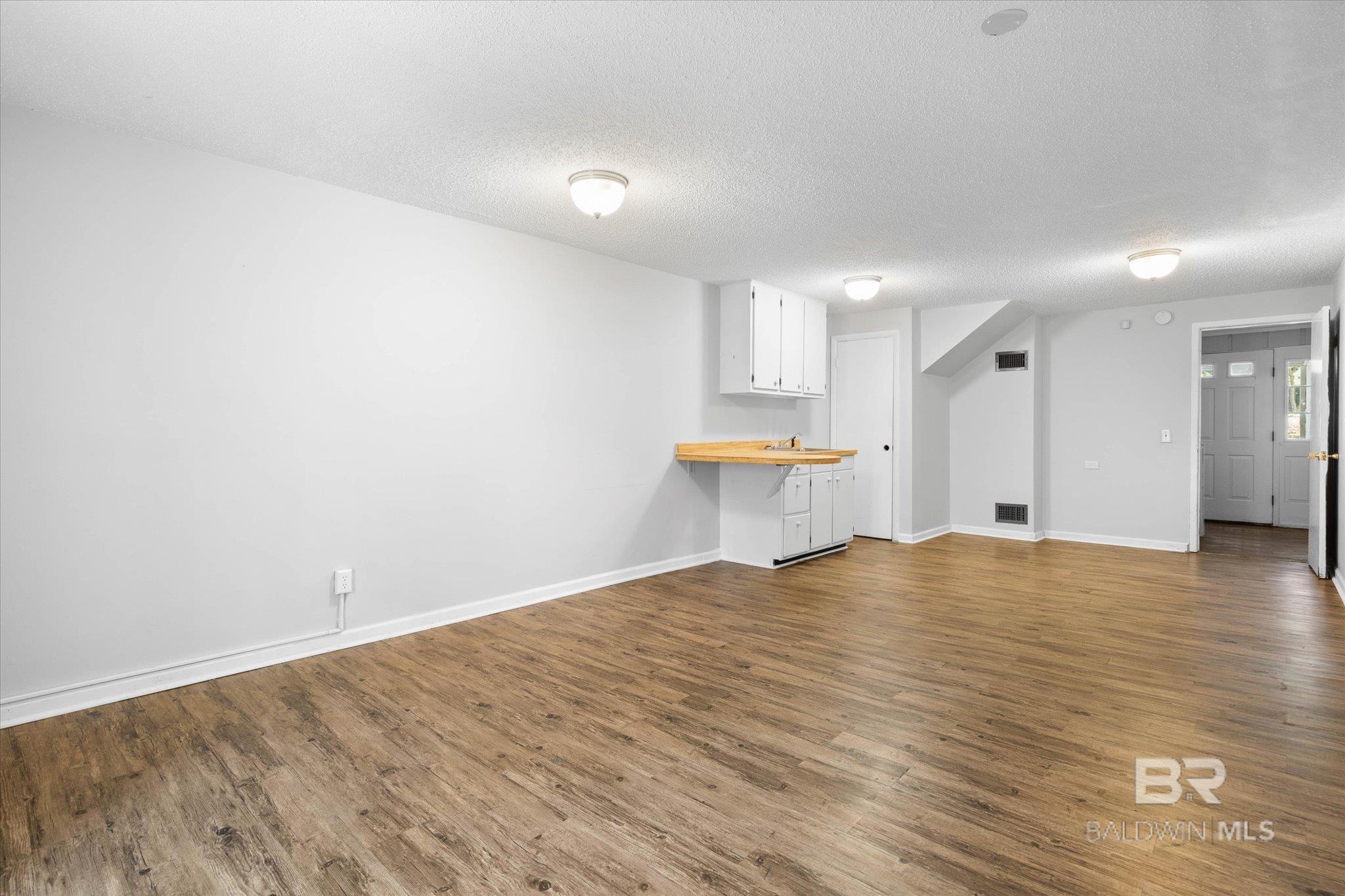 Image 4: Living Room