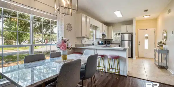 Image 4: Dining Area & Kitchen