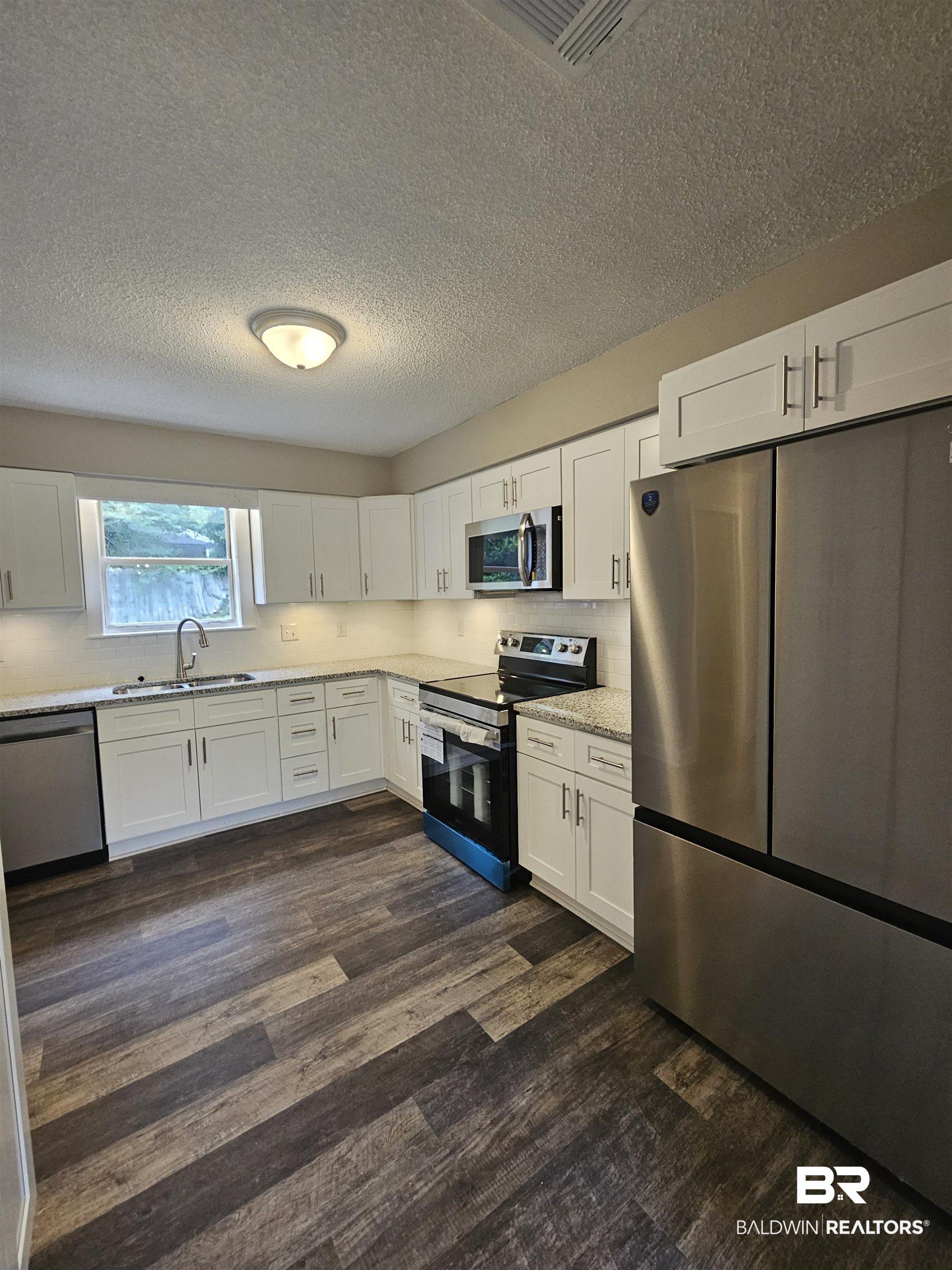 Image 3: Kitchen