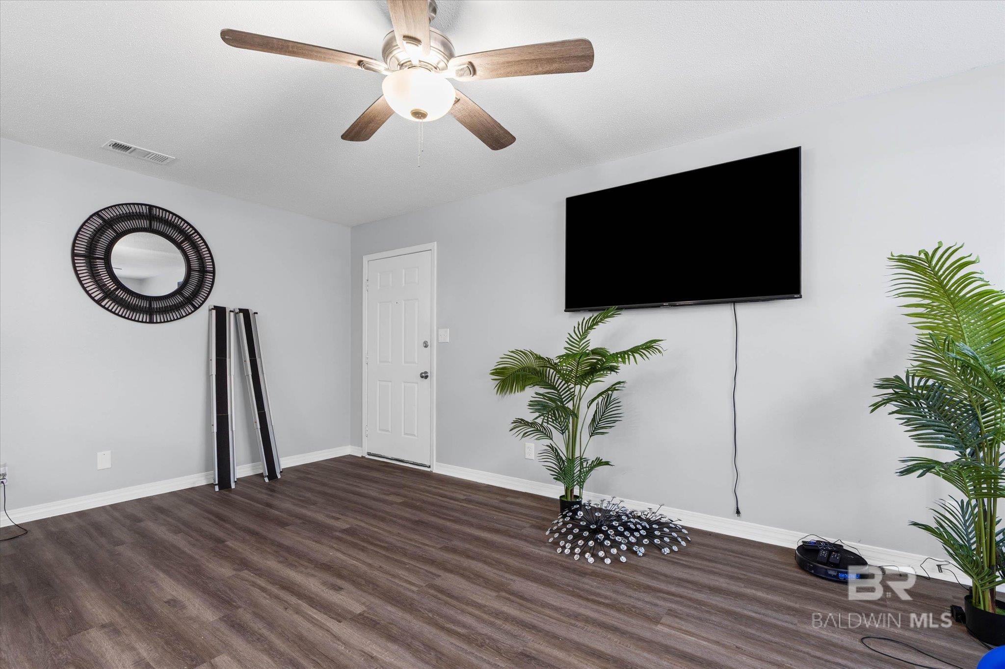 Image 4: Living Room
