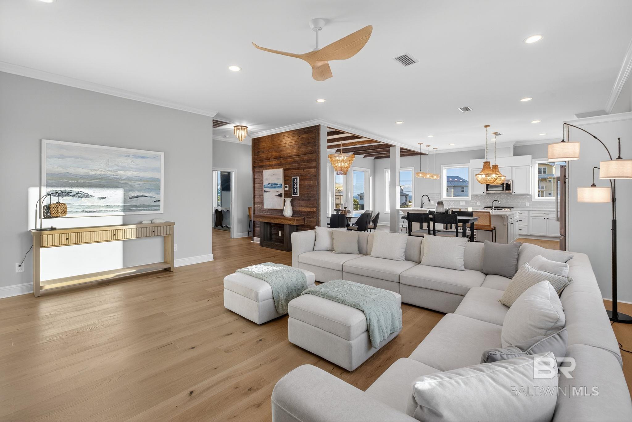 Image 4: Living Room