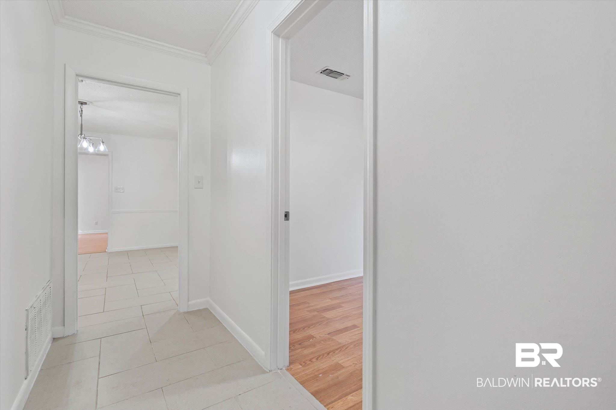 Image 2: Entrance with wood flooring.