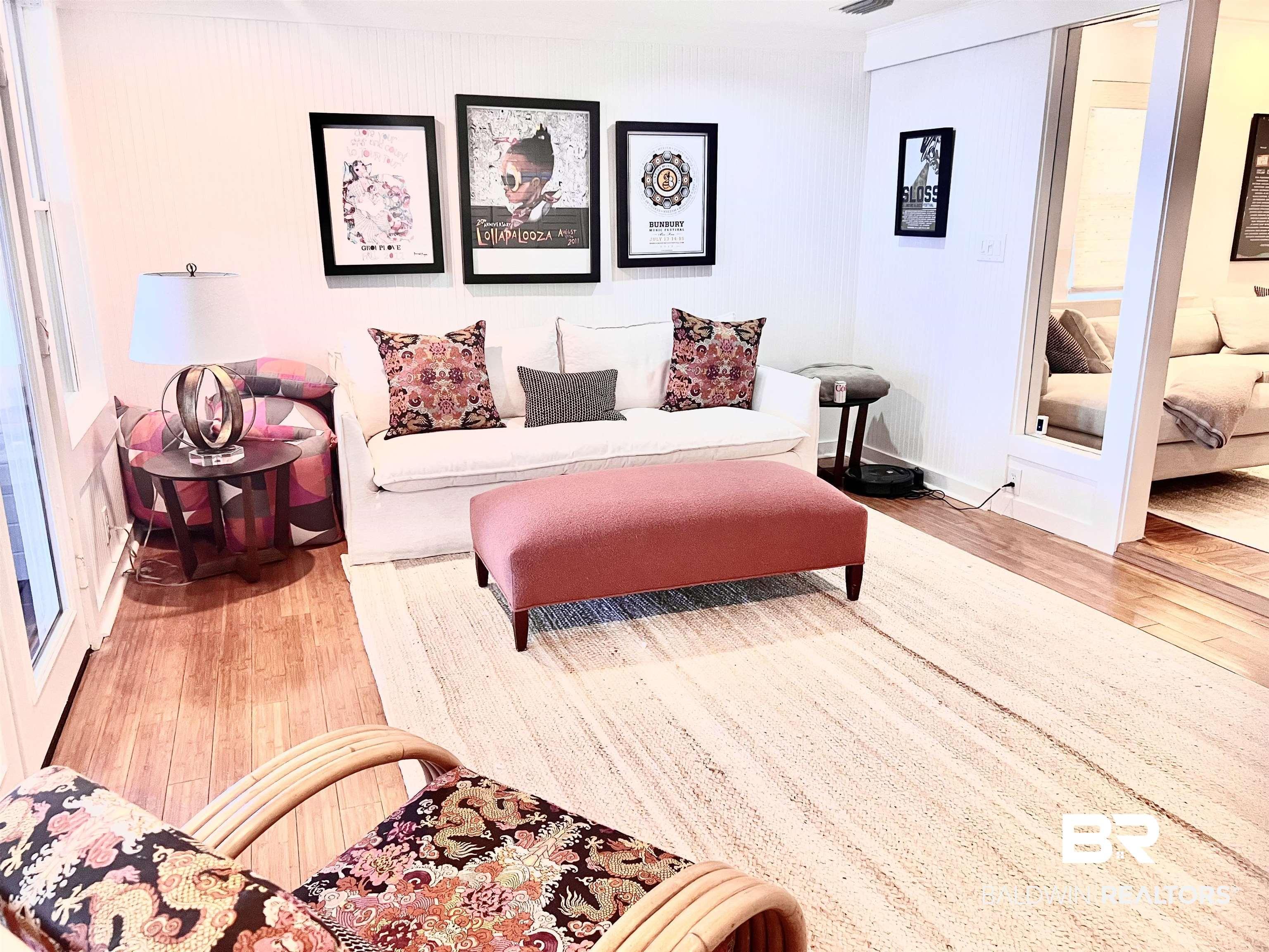 Image 4: Living Room