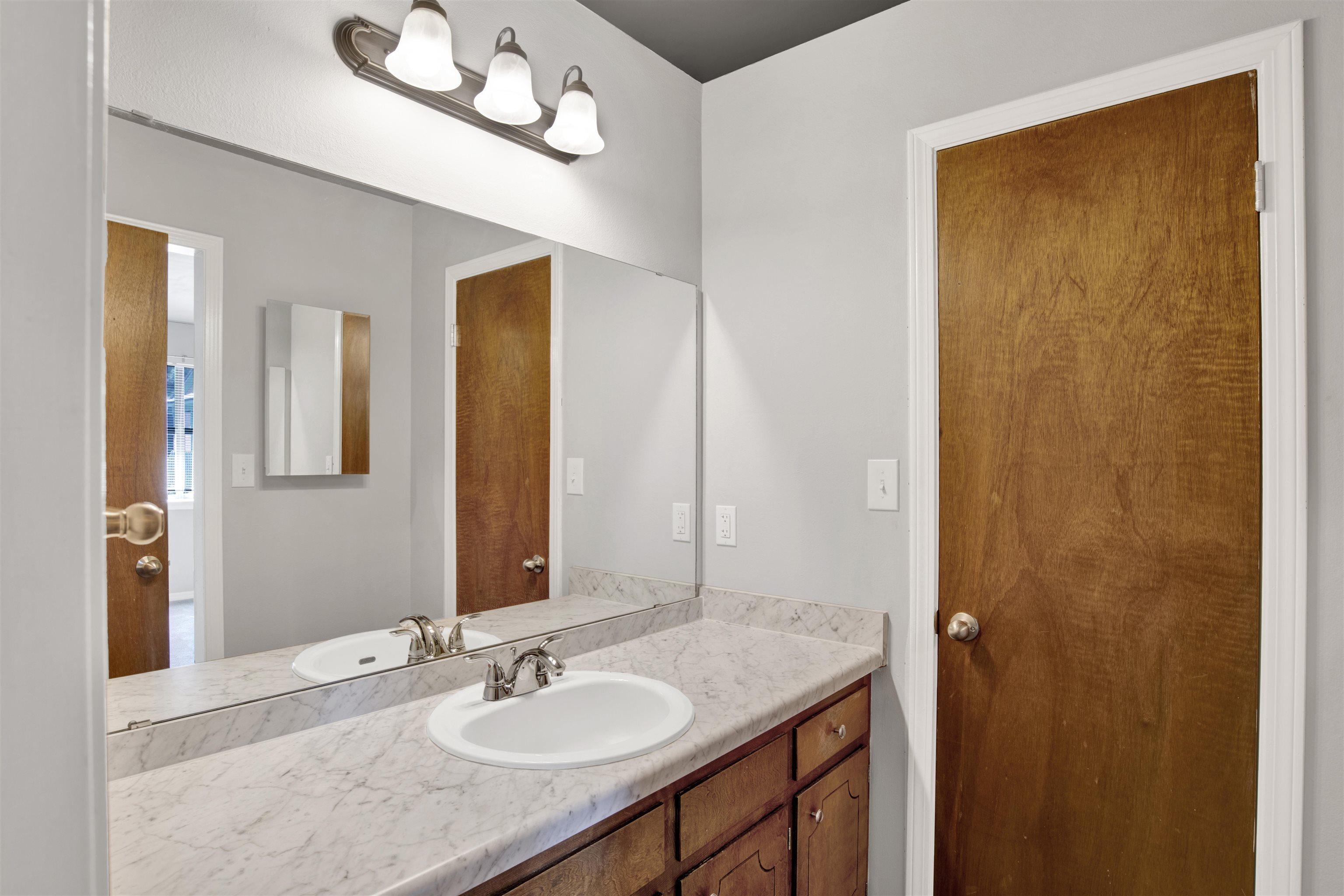 Image 3: Bathroom with vanity