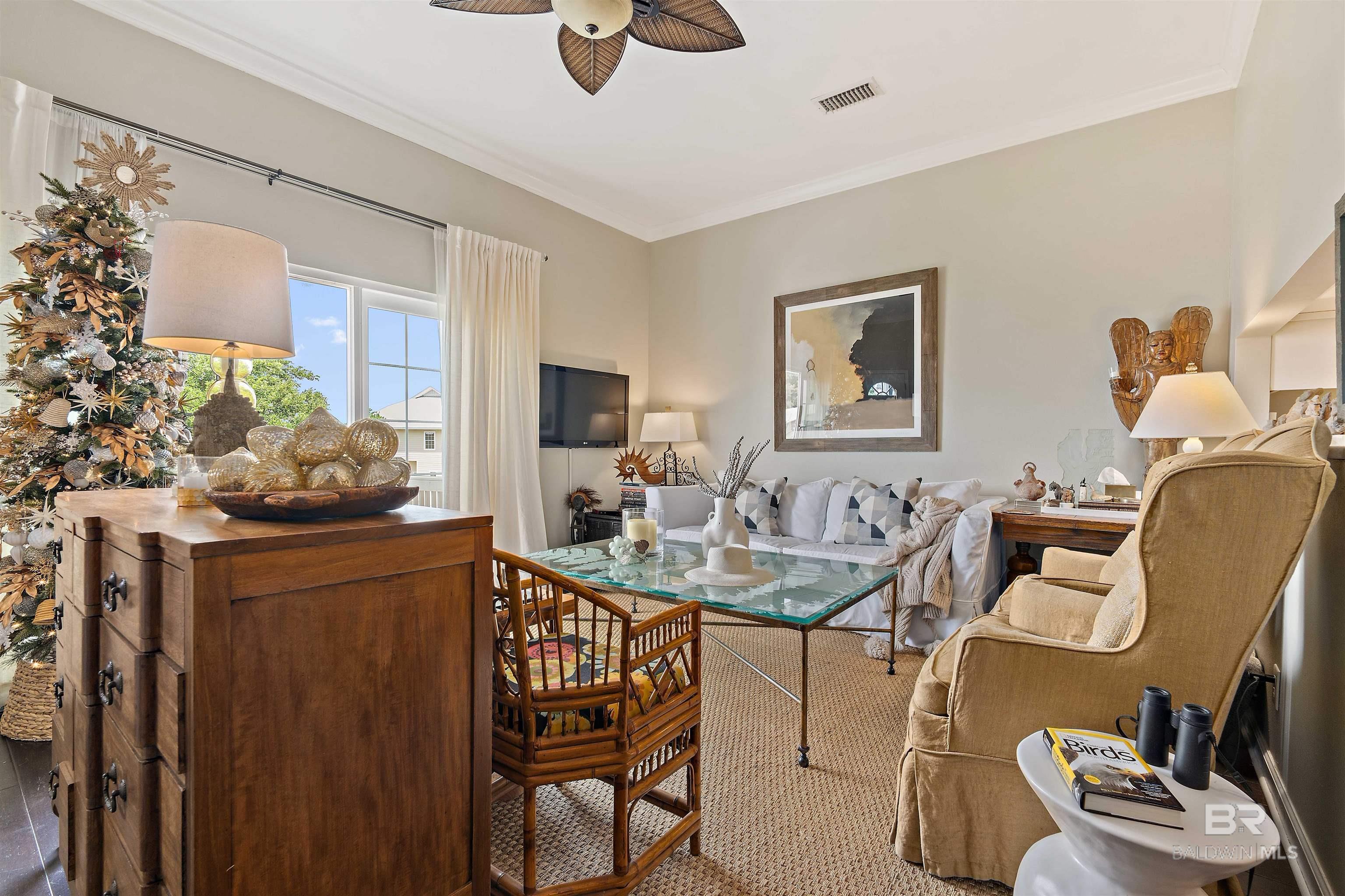 Image 4: Living Room