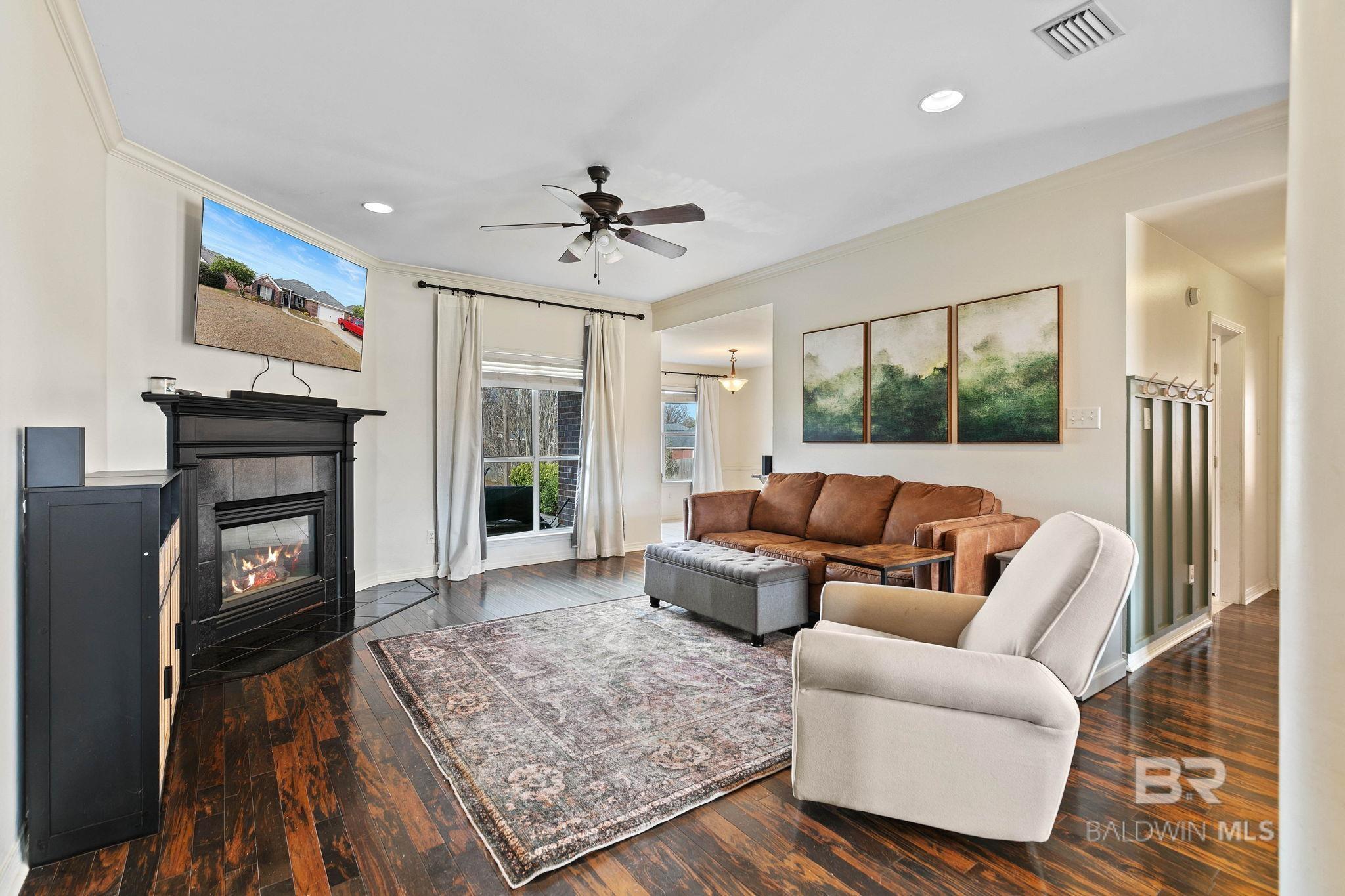 Image 4: Living Room