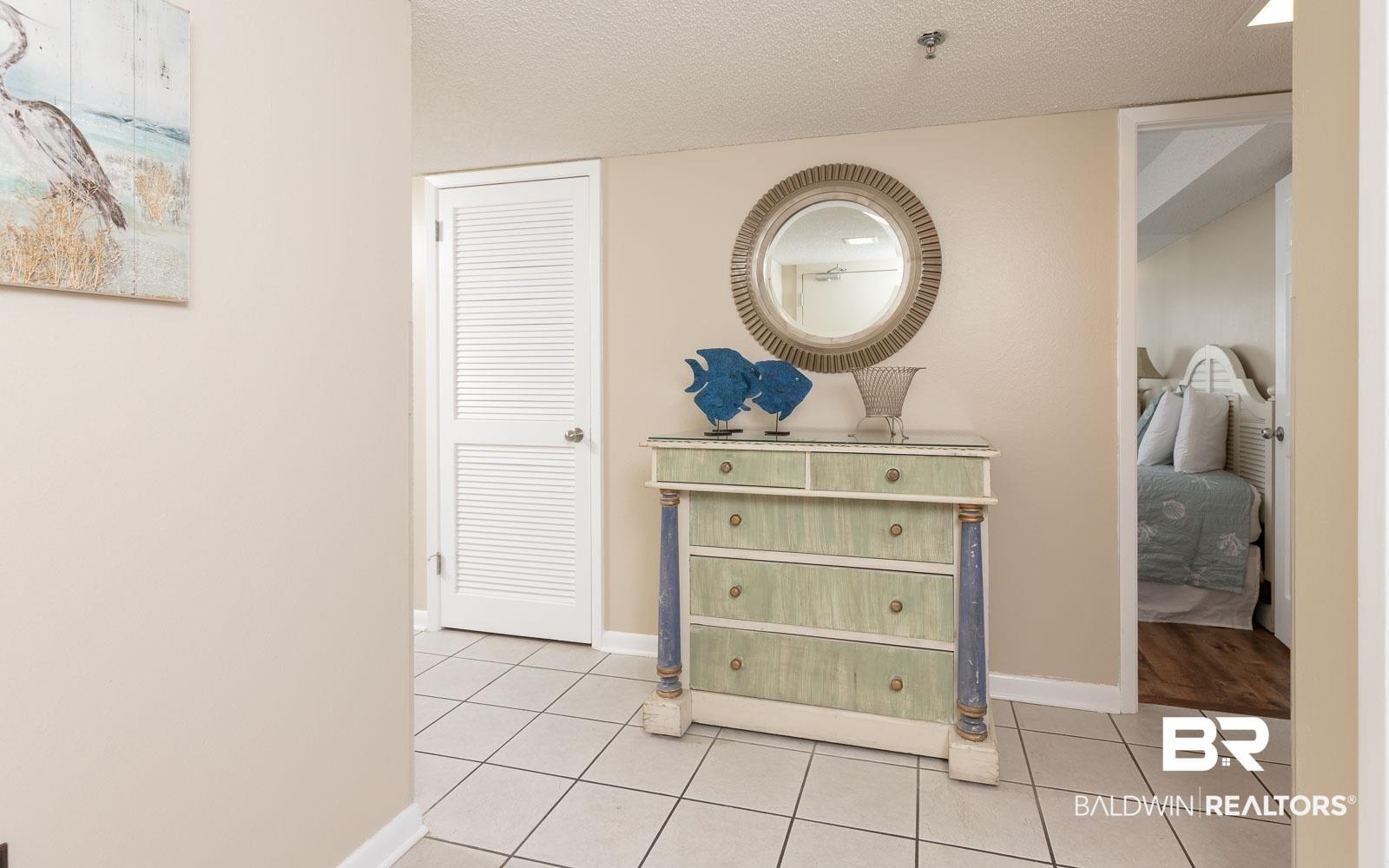 Image 3: Tile flooring extending through entryway