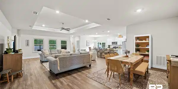 Image 3: Dining area