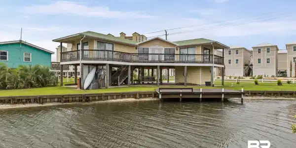 950 W Lagoon Avenue