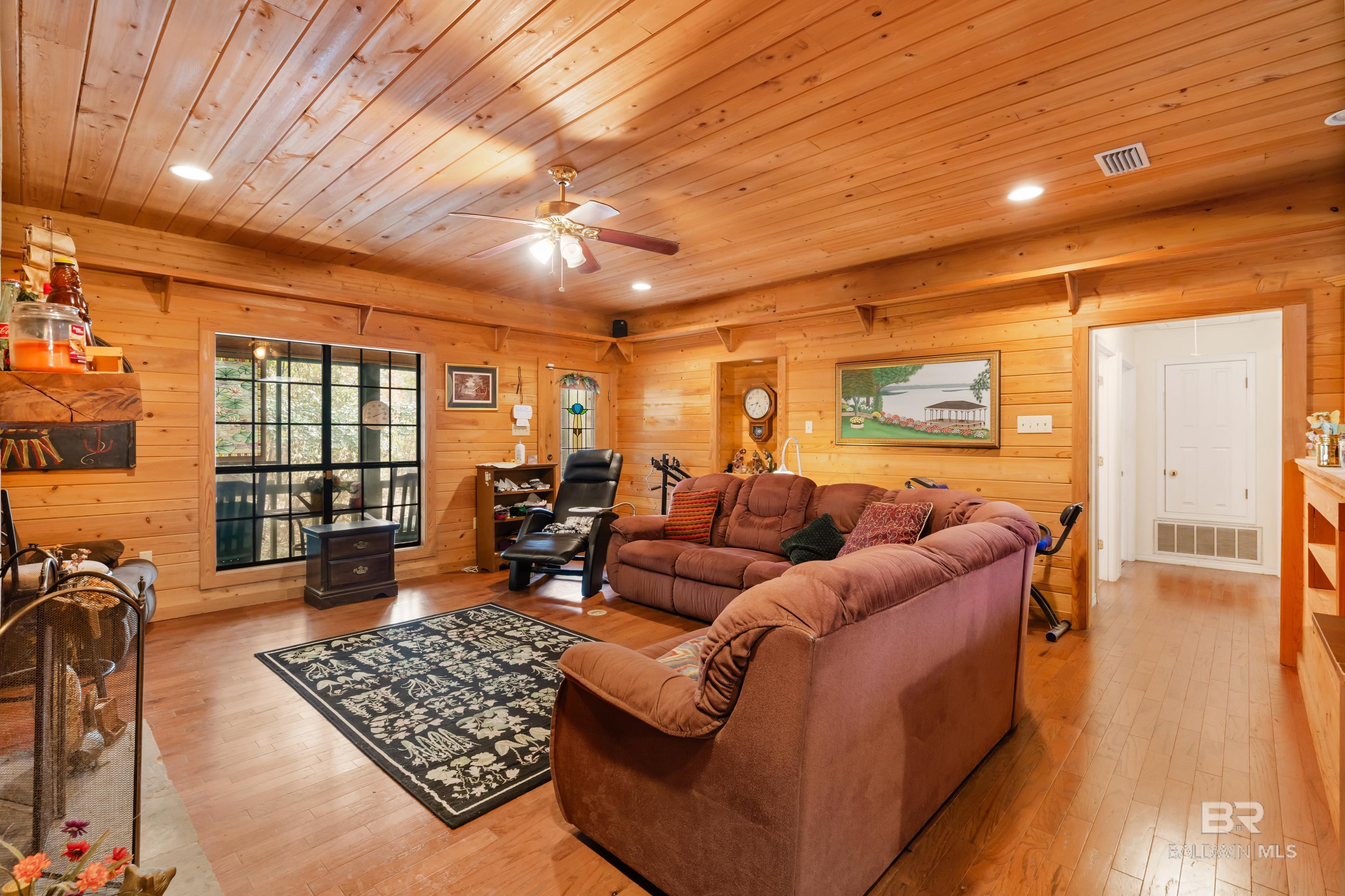 Image 4: Living Room