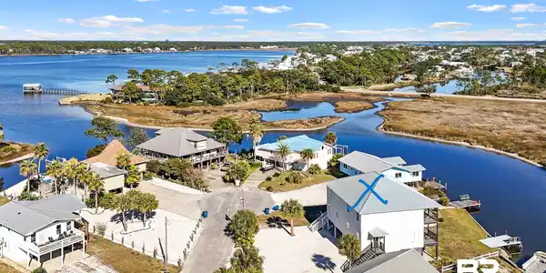 216 Shoreland Circle