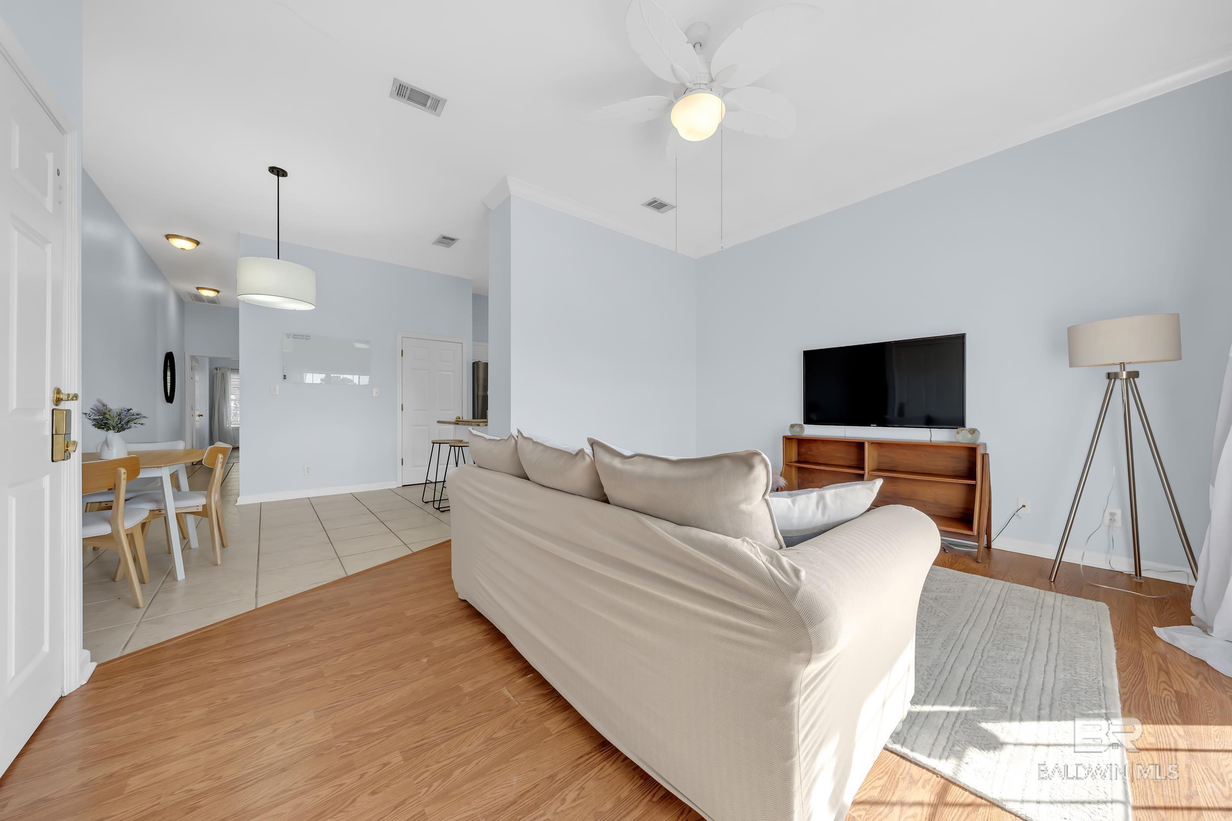 Image 4: Living Room