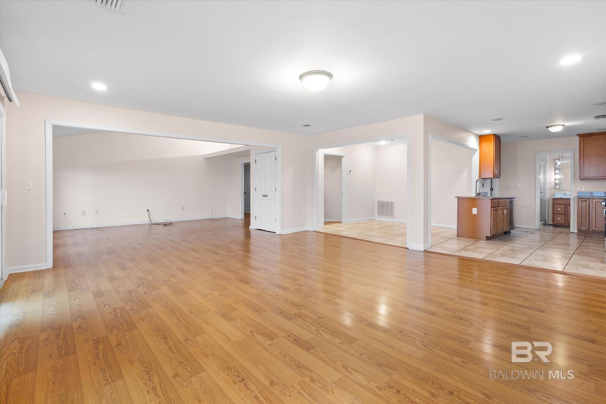 Image 3: Living Room