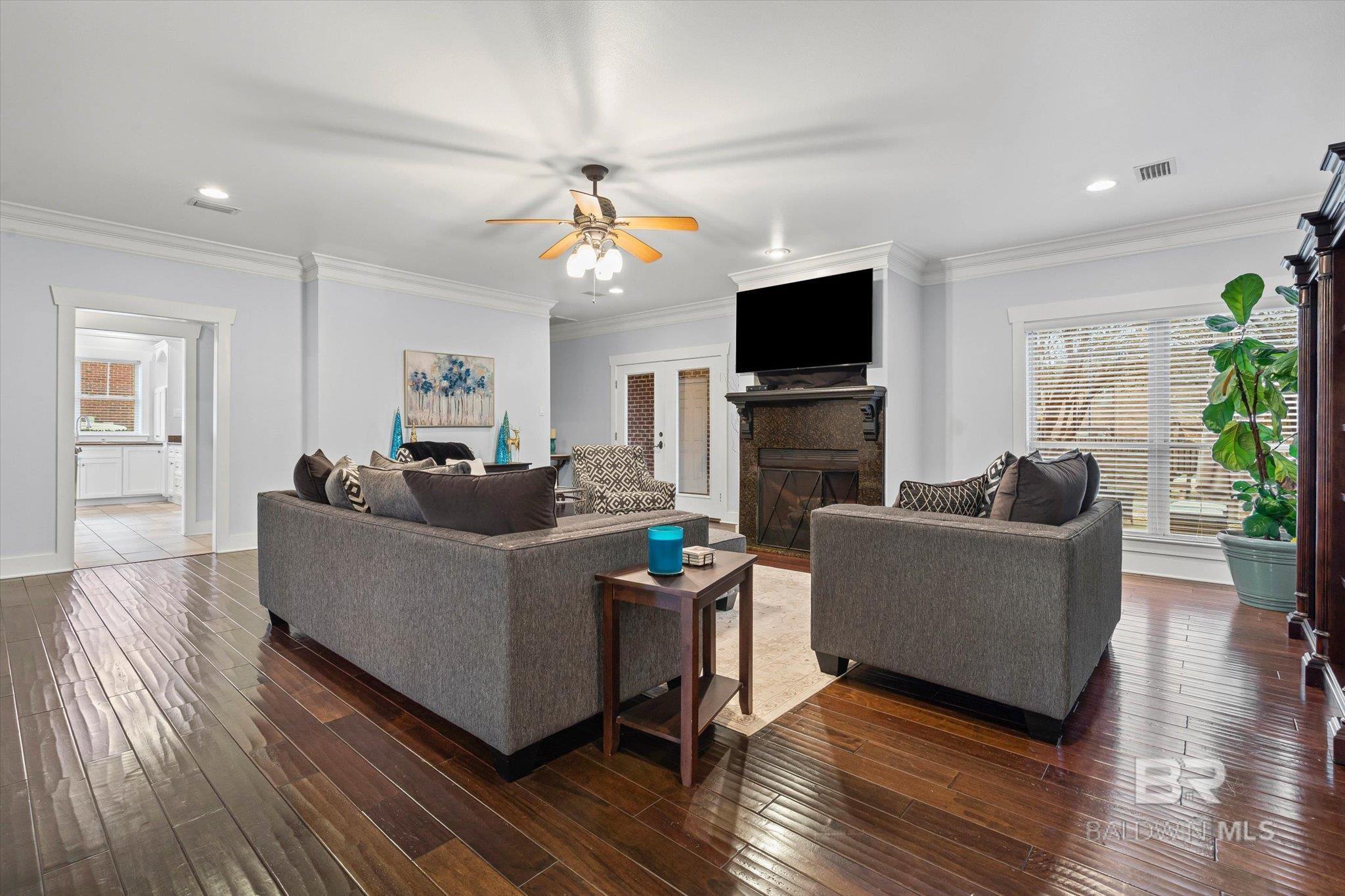 Image 4: Living Room