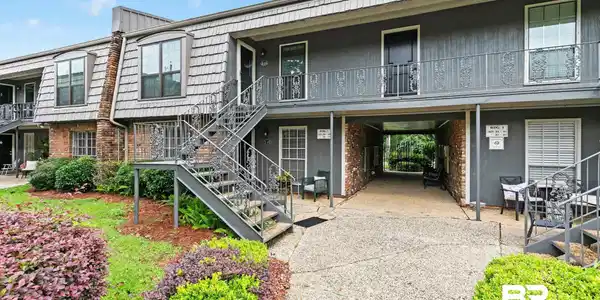 Image 3: Stairs To Unit