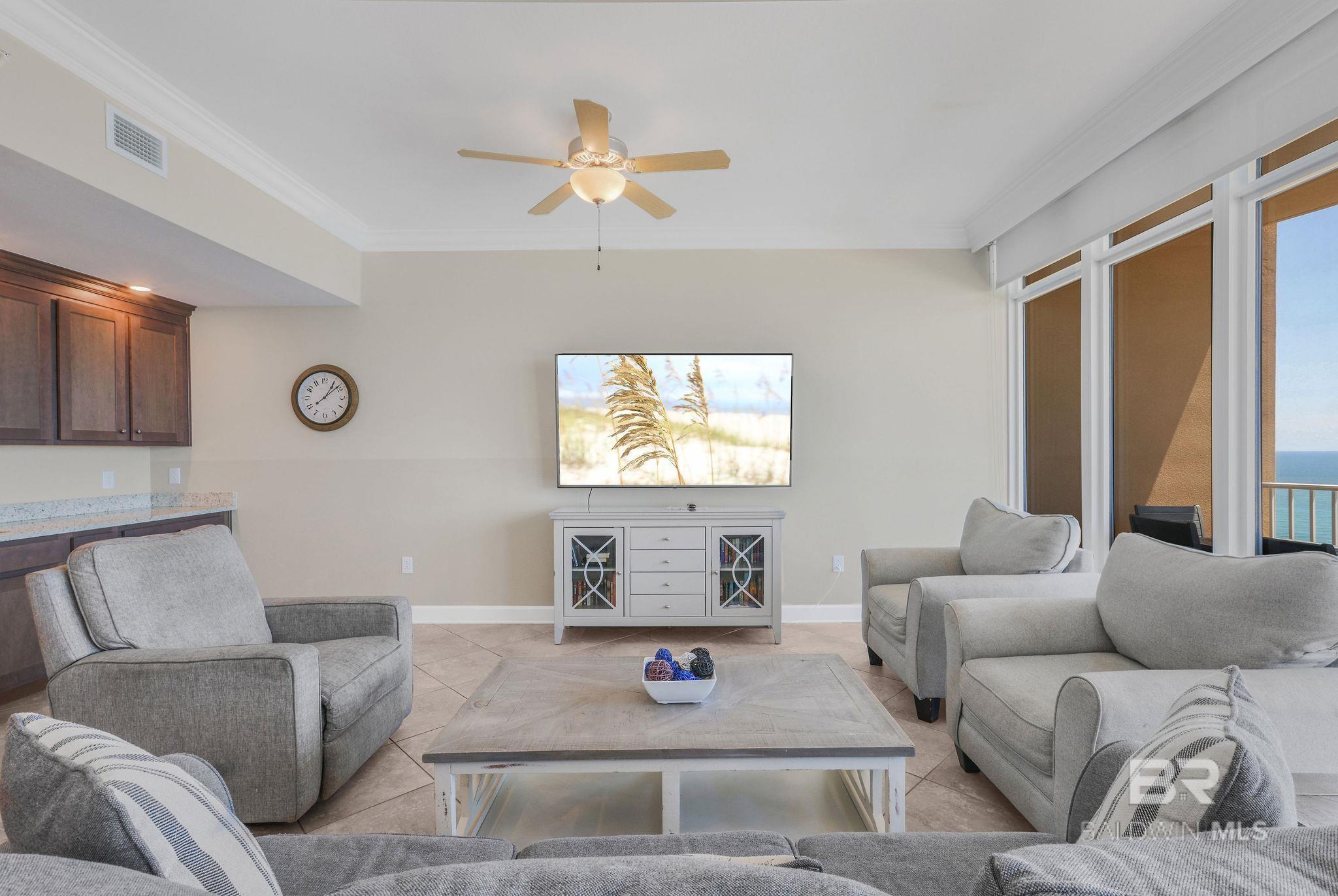 Image 4: Living Room