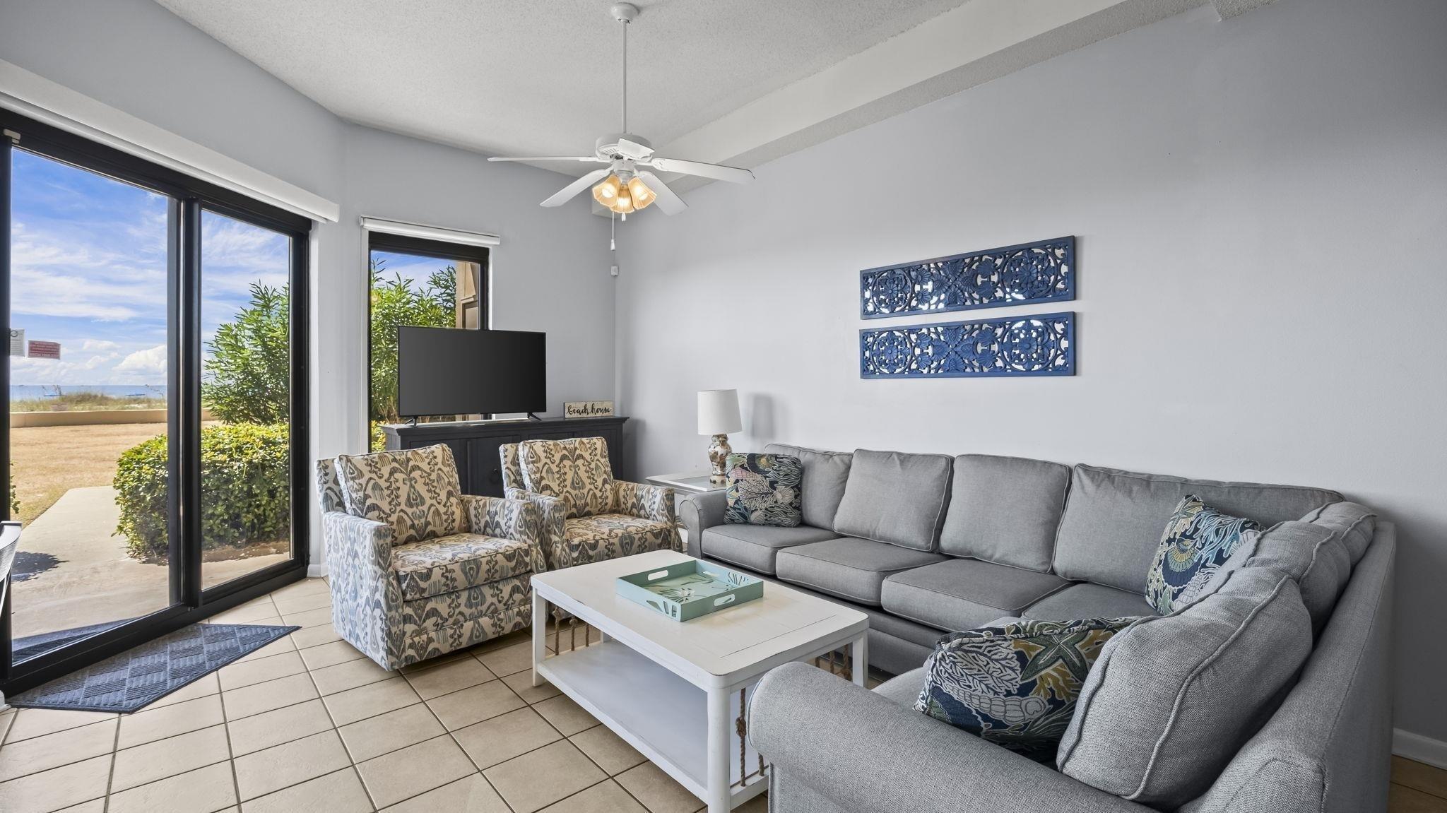 Image 2: Tiled living area with ceiling fan