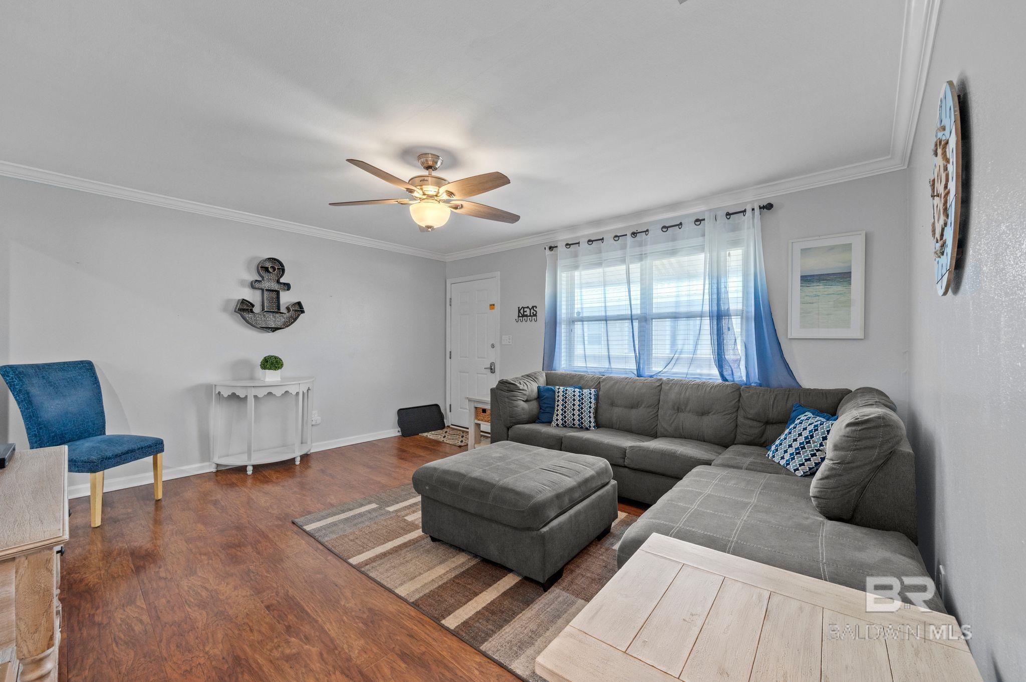 Image 4: Living Room