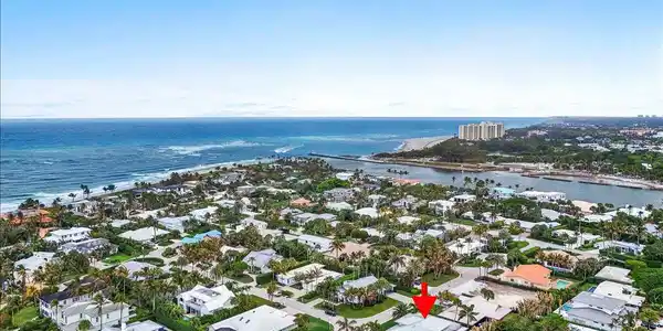 Image 2: Short Walk to the Ocean and the Jupiter Inlet
