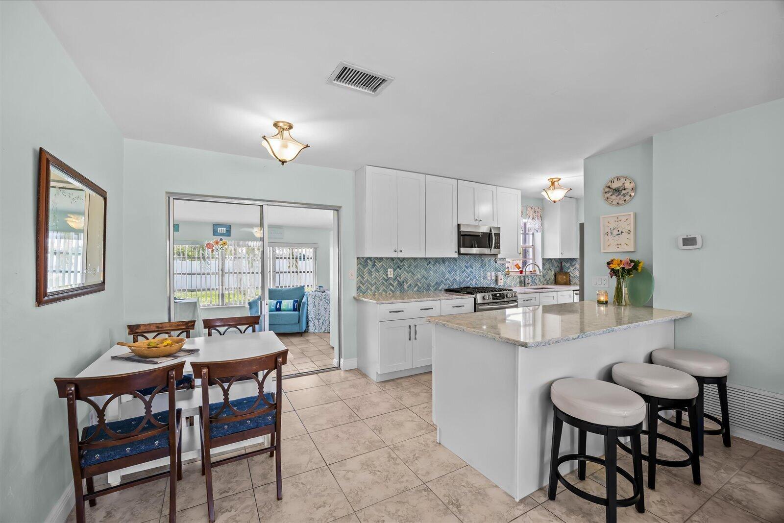 Image 3: 3-Kitchen