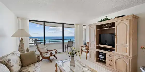 Image 2: Large Living room