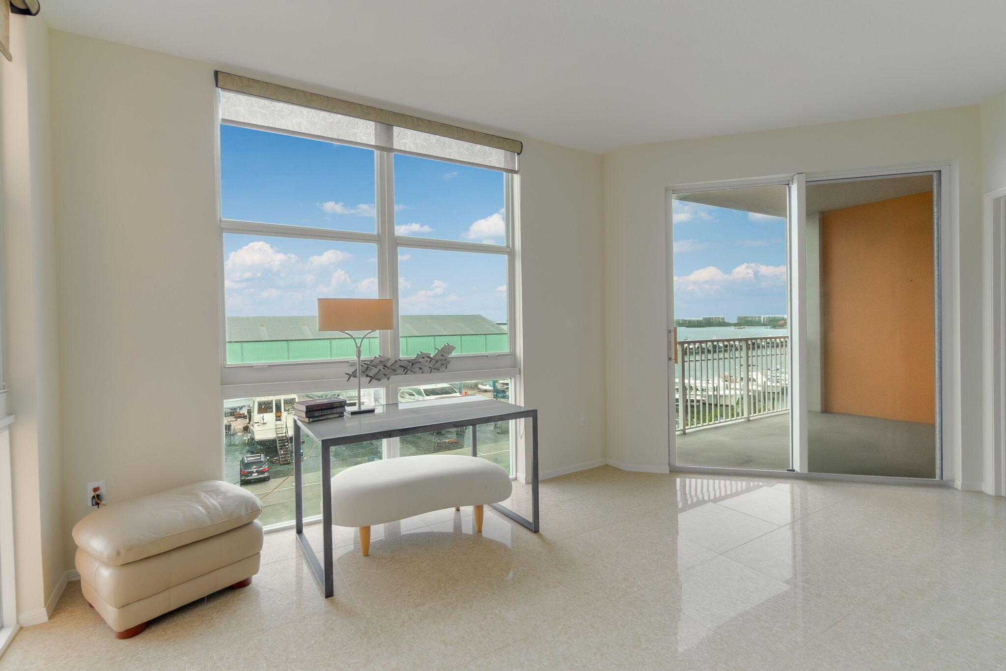 Image 4: Living Area +