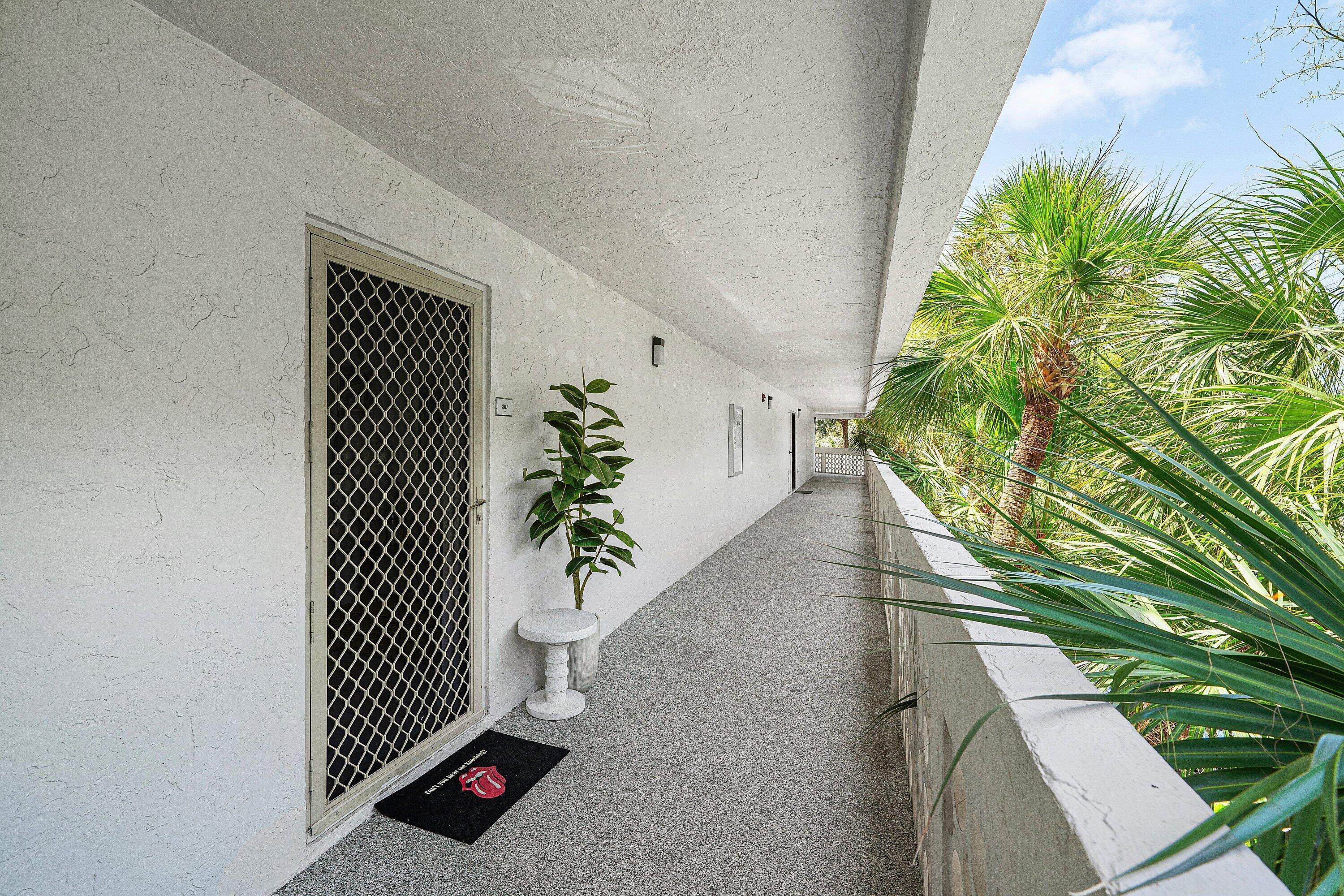 Image 2: 036-800JefferyStreet-307-BocaRaton-FL-33
