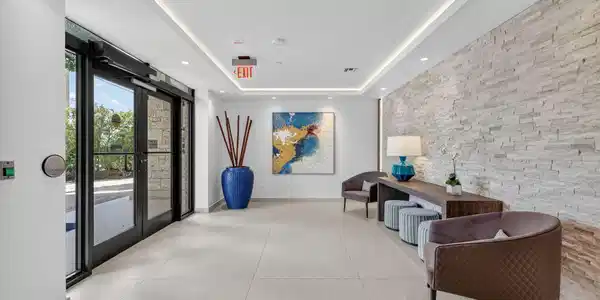 Image 4: Lobby