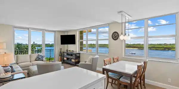 2121 N Ocean Blvd