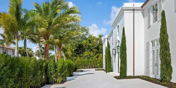 Image 4: Entrance Driveway