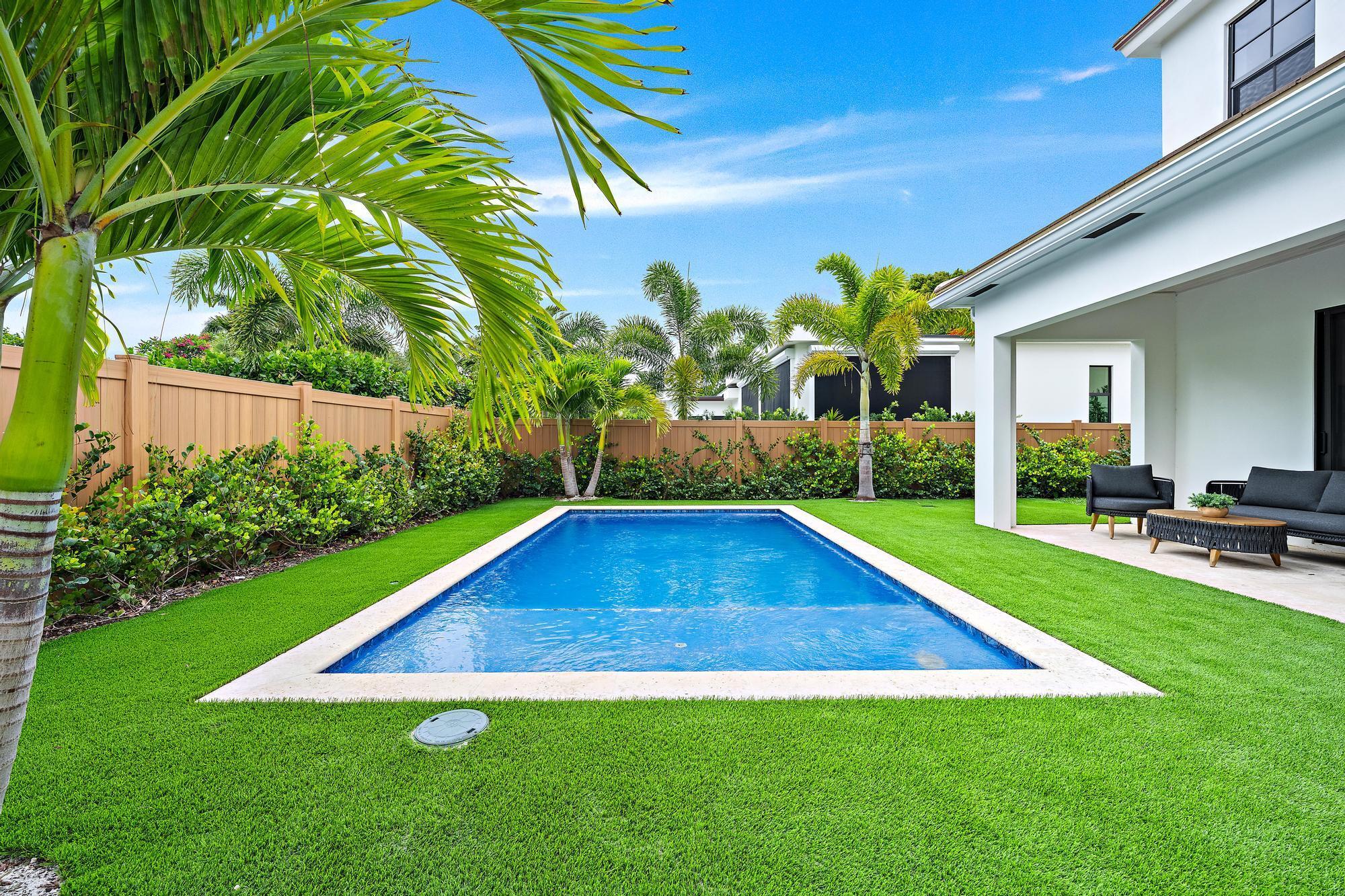 Image 2: Pool / Yard