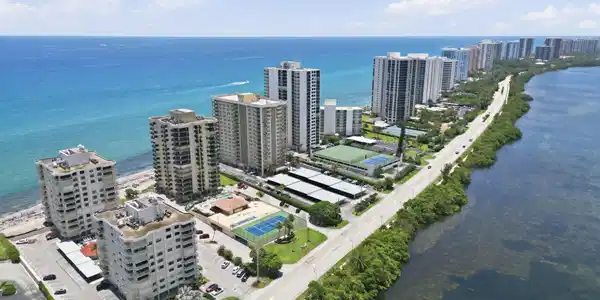 Image 3: 53-web-or-mls-5460_N_Ocean_Dr_Apt_6A_Dro