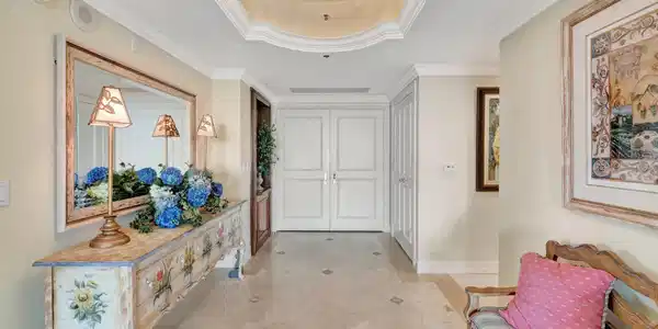 Image 4: Foyer