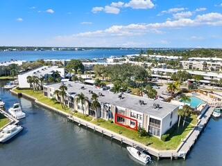 Image 2: 9-102_Circle_Bay-18