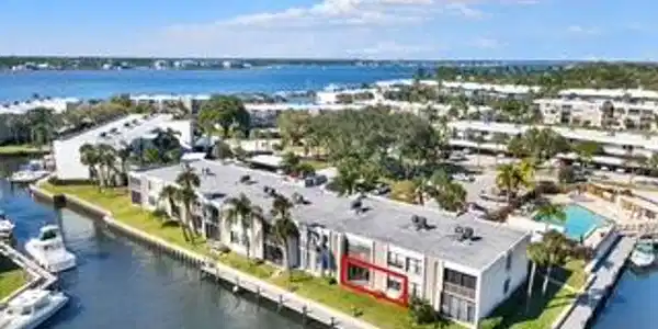 Image 2: 9-102_Circle_Bay-18