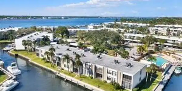 Image 3: 9-102_Circle_Bay-19