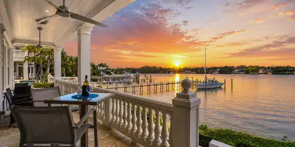 Image 3: Guest House covered balcony