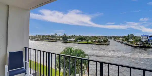 521 N Riverside Dr