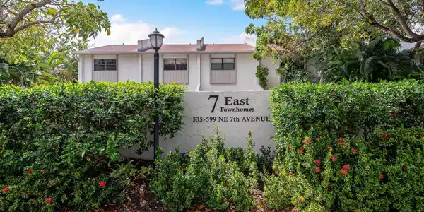 Image 2: 7 East Condo