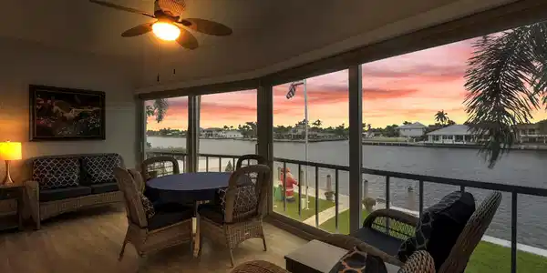 711 N Riverside Dr