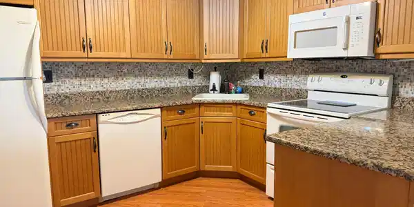 Image 4: Kitchen