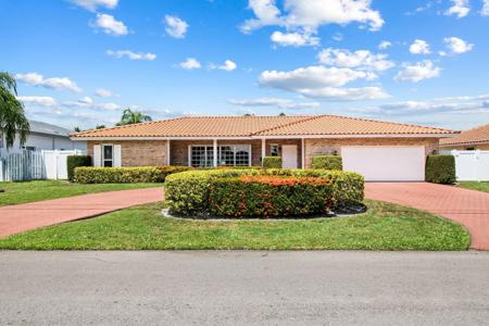 4041 NE 27th Ter