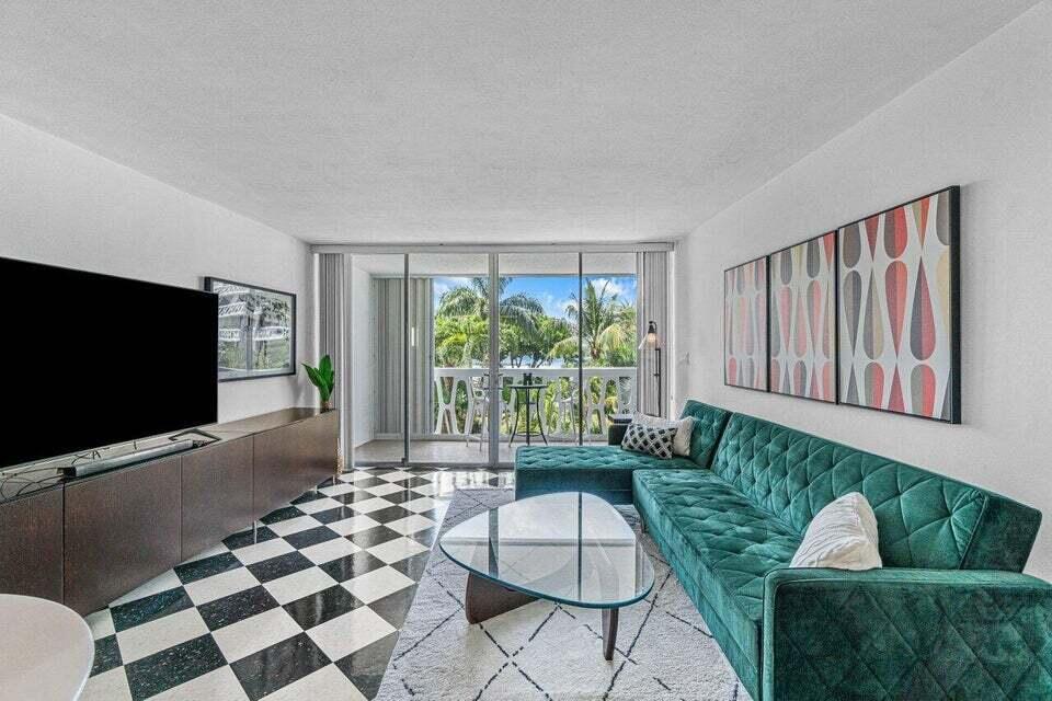 Image 4: Living Room