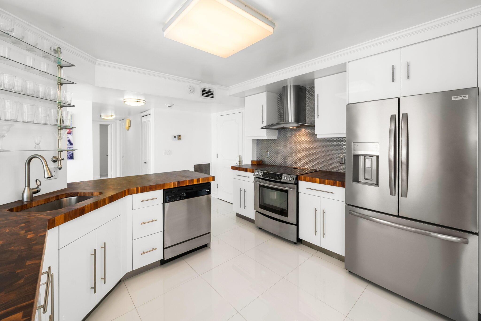 Image 4: Kitchen